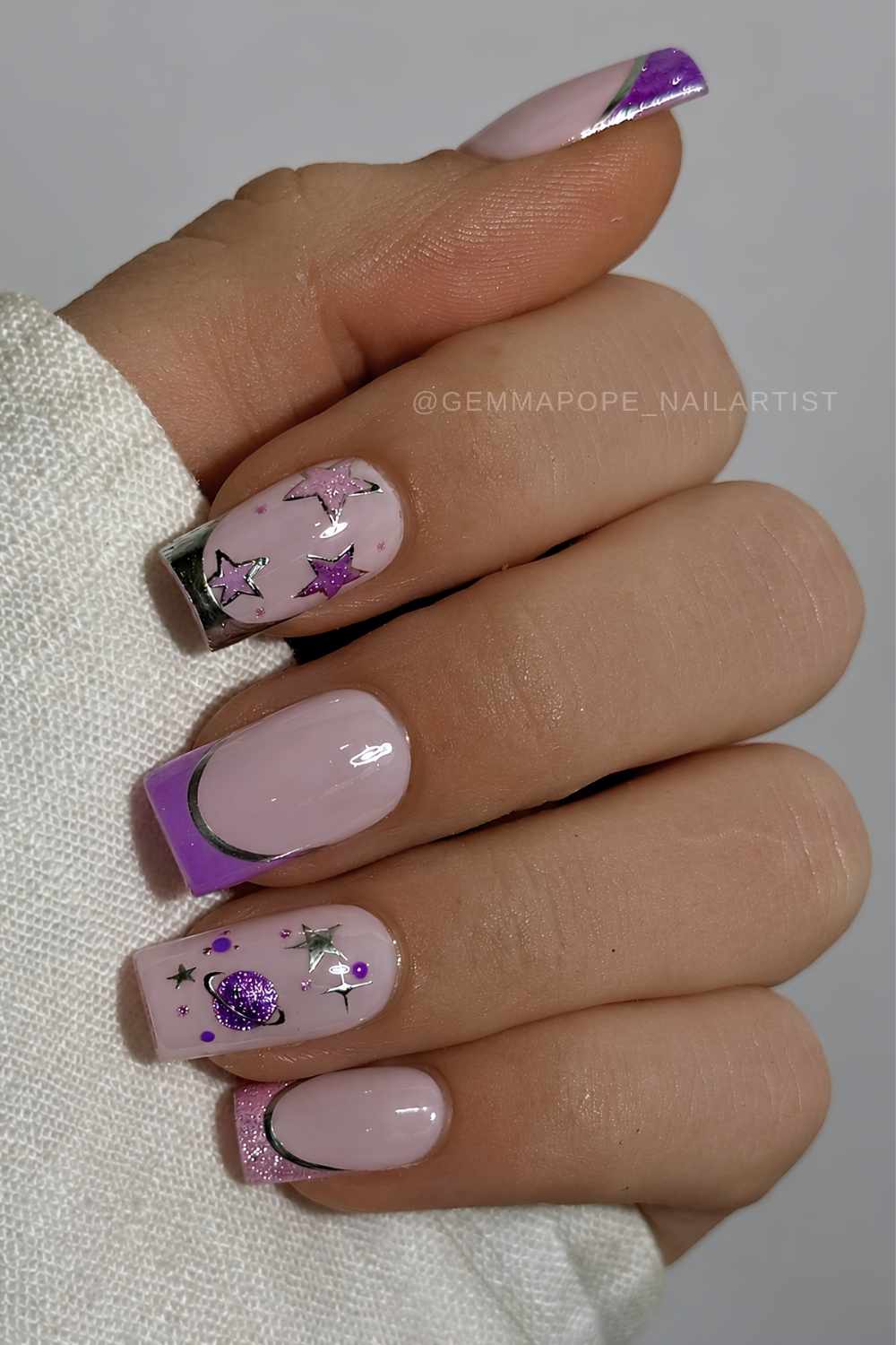 Lila silberne french naegel mit celestial details