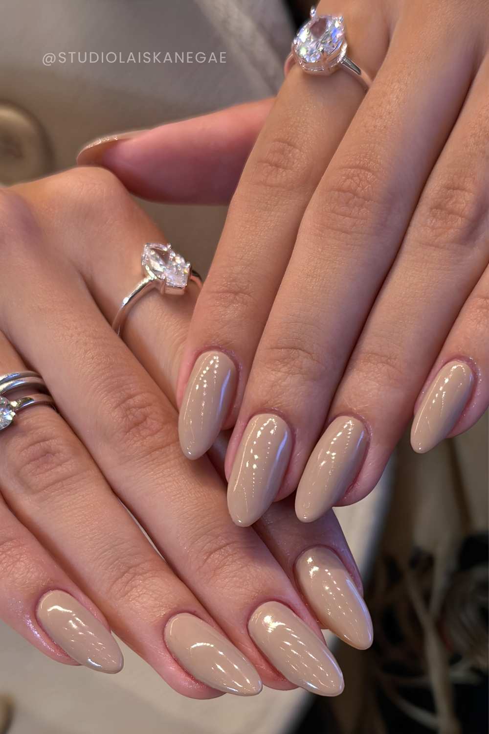 Mandelfoermige Taupe Manikuere