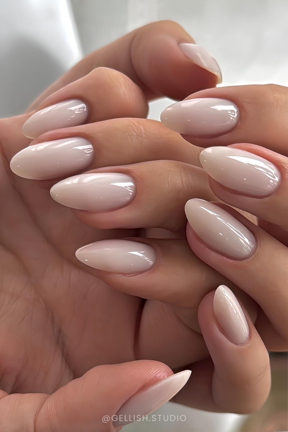Mandelfoermige milchig weisse Manikuere