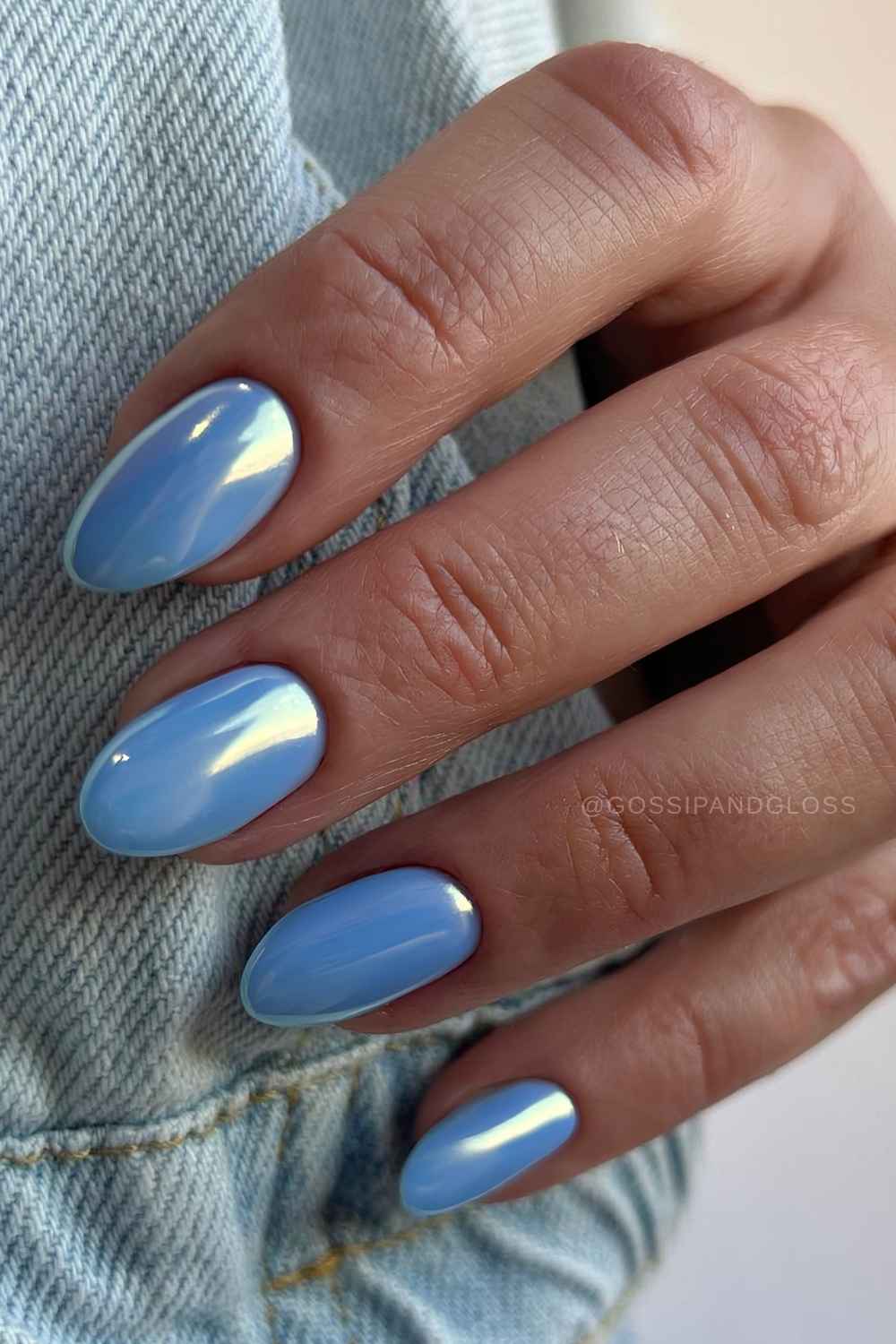 Mandelfoermige mittelblaue chrome naegel