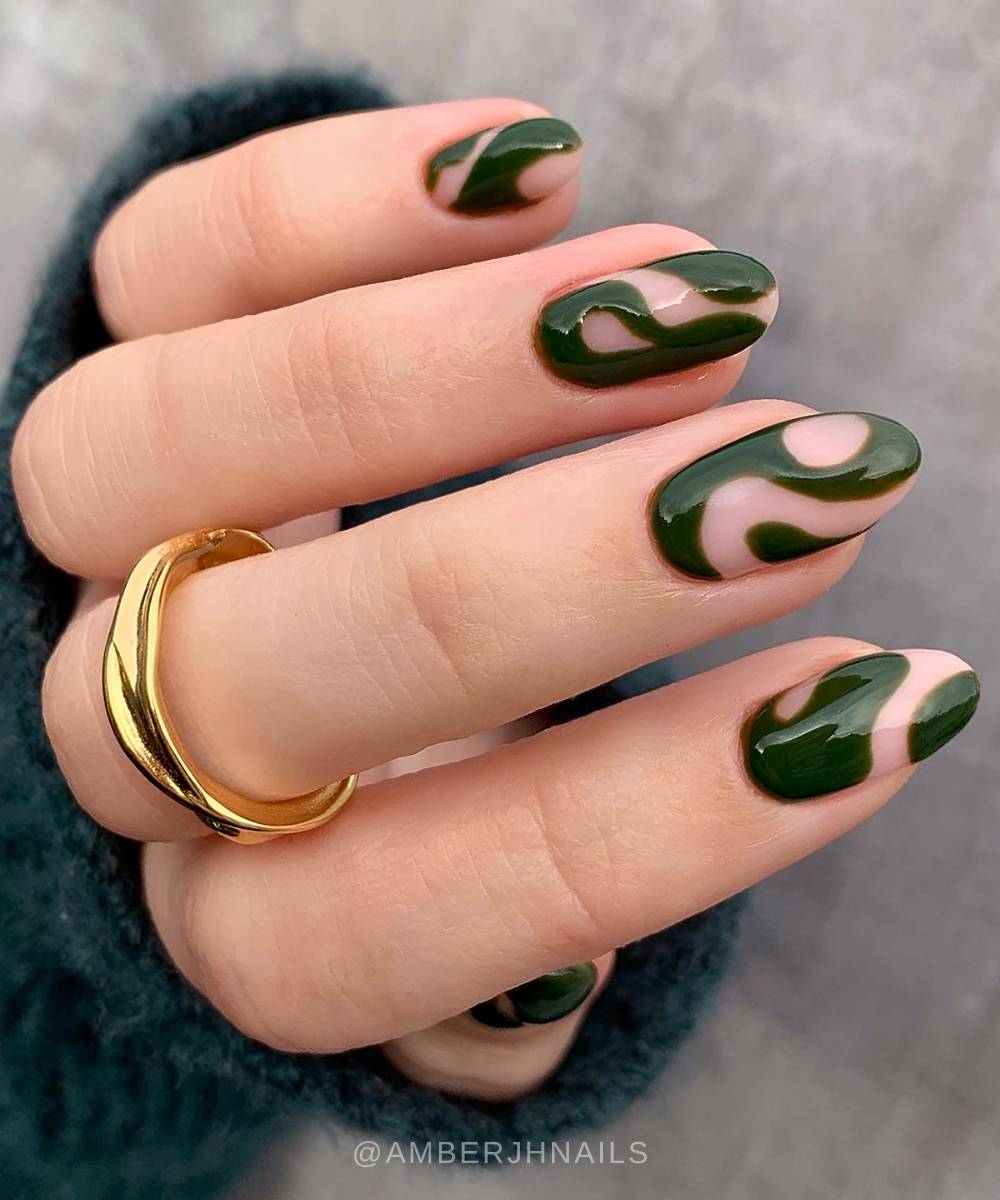 Mandelnaegel mit dunkelgruenen Swirls