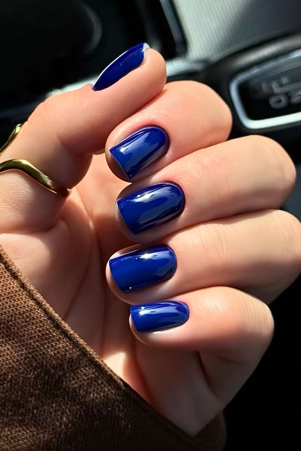 Manikuere in Royalblau
