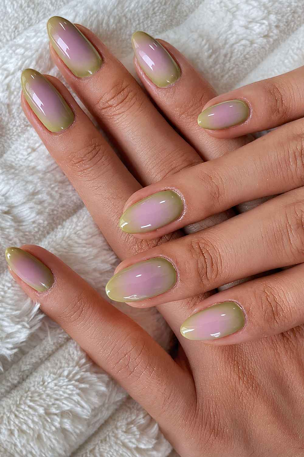 Matcha gruene Naegel mit pinker Aura