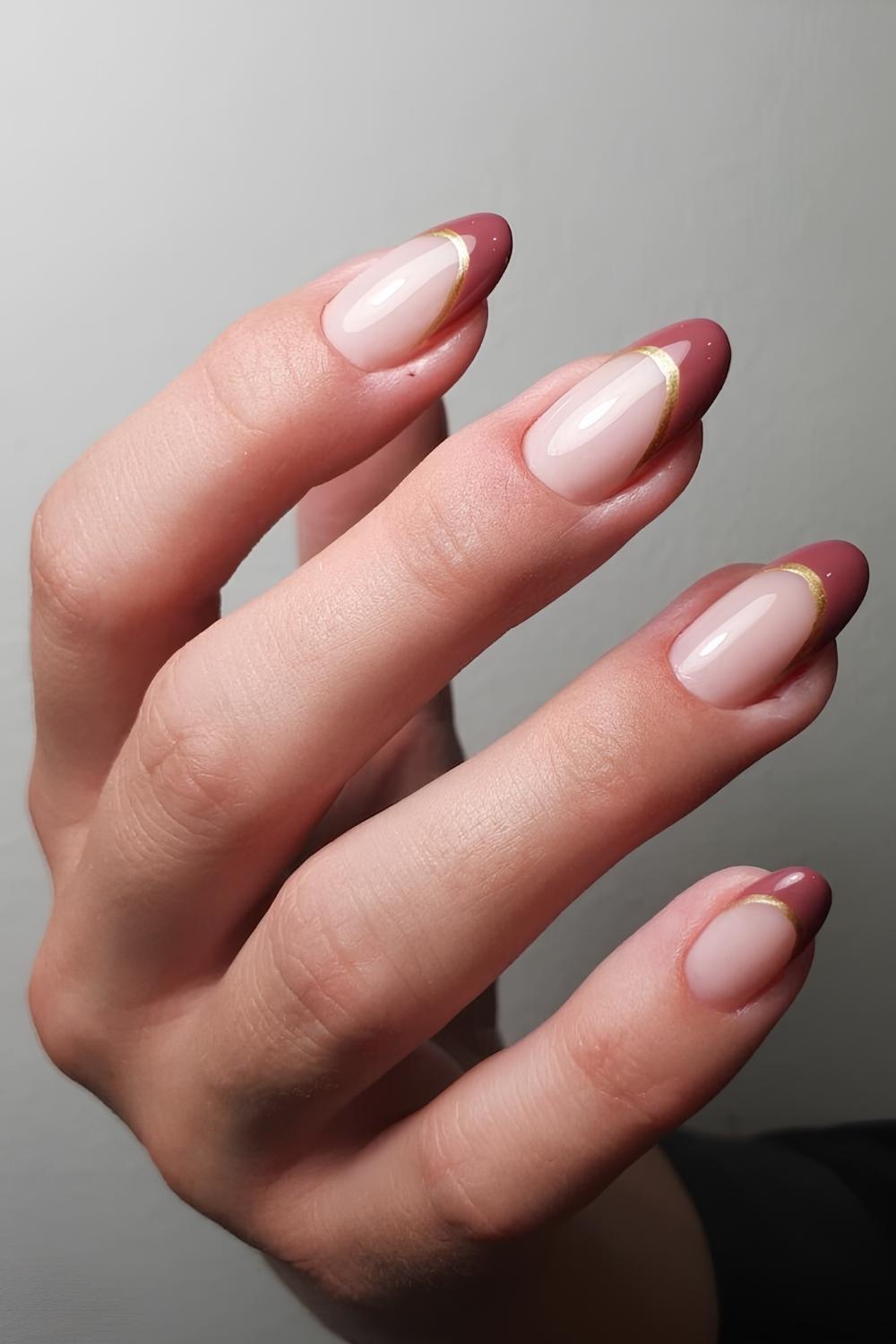 Mauve French Nails mit Goldkontur