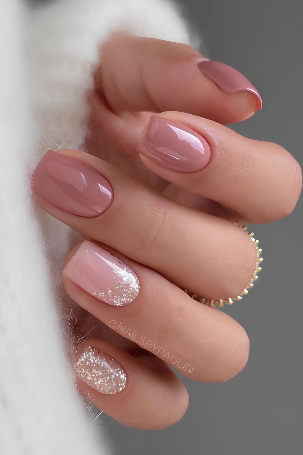 Mauve Rosa Naegel mit Glitzerakzent