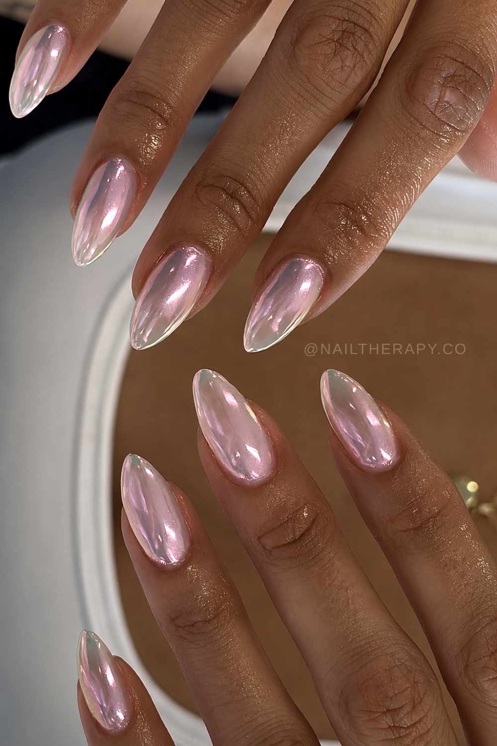 Metallische aurora chrome manikuere