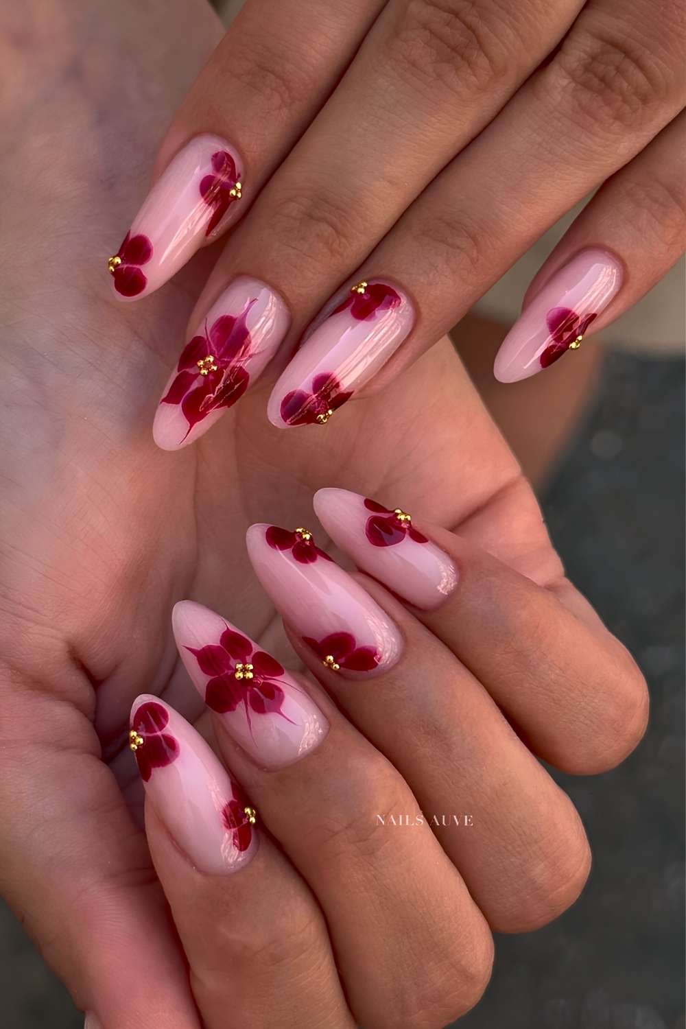 Milchig rosa Naegel mit roten Blooming Gel Blumen
