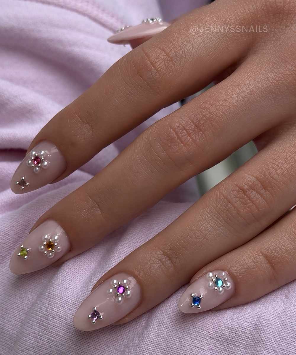 Milchige Naegel mit Perlen und Edelsteinblumen