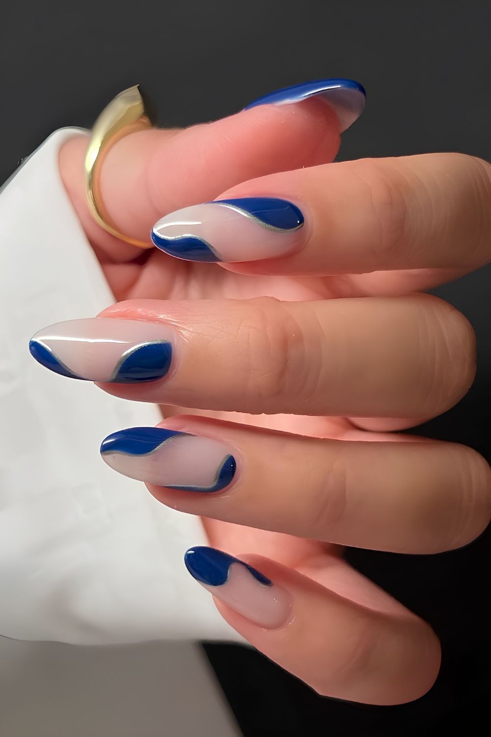 Milchige naegel mit dunkelblauer nail art