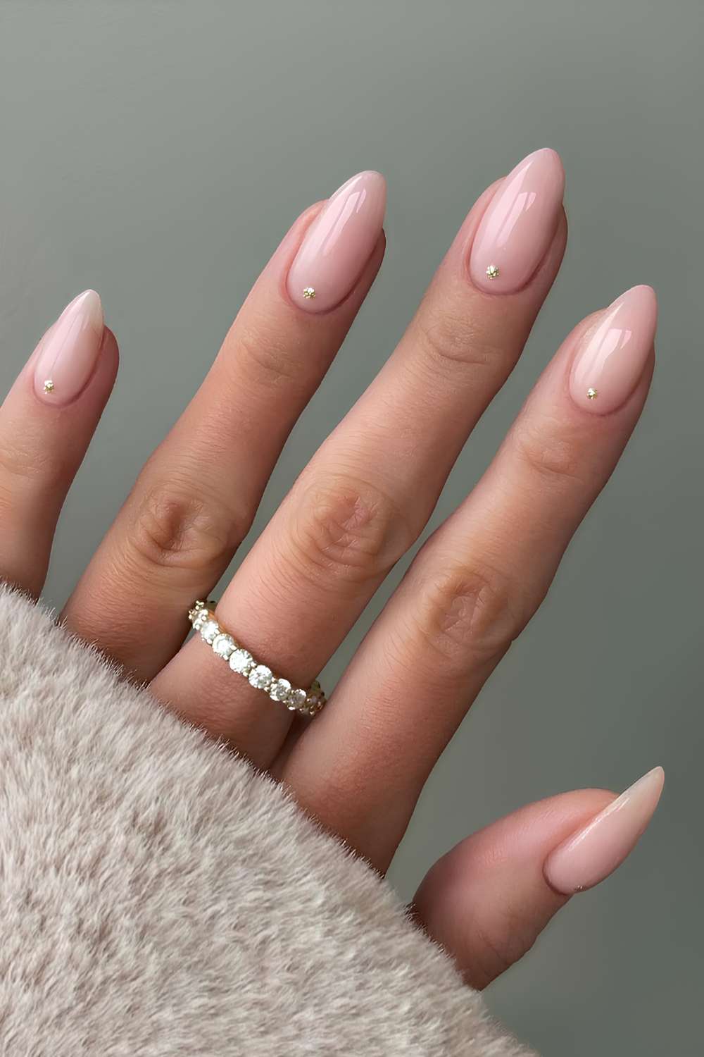 Milchrosa Naegel mit Glitzerpunkten