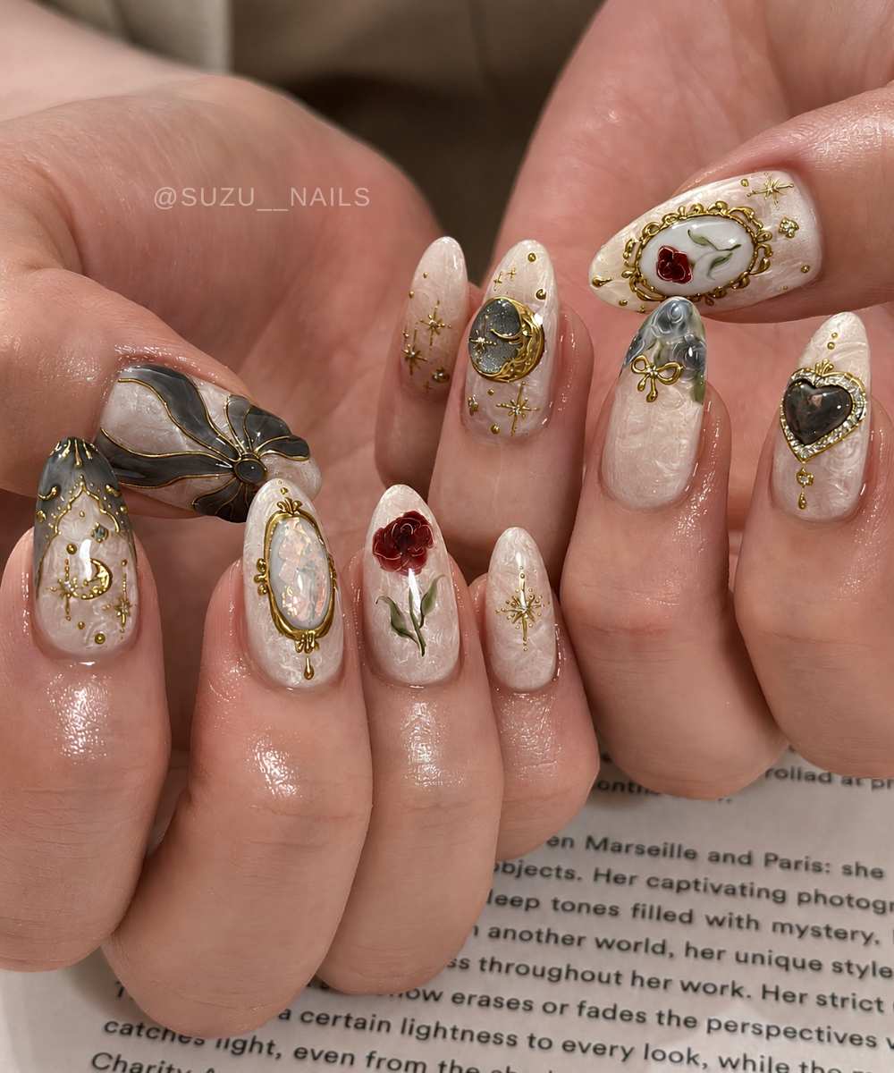Milchweisse Naegel mit Golddetails und Vintage Rosen
