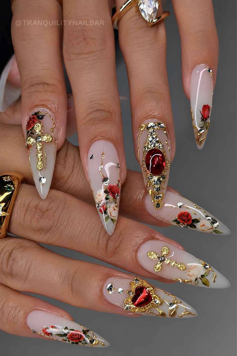 Milchweisse Naegel mit opulenten Golddetails und Blumen