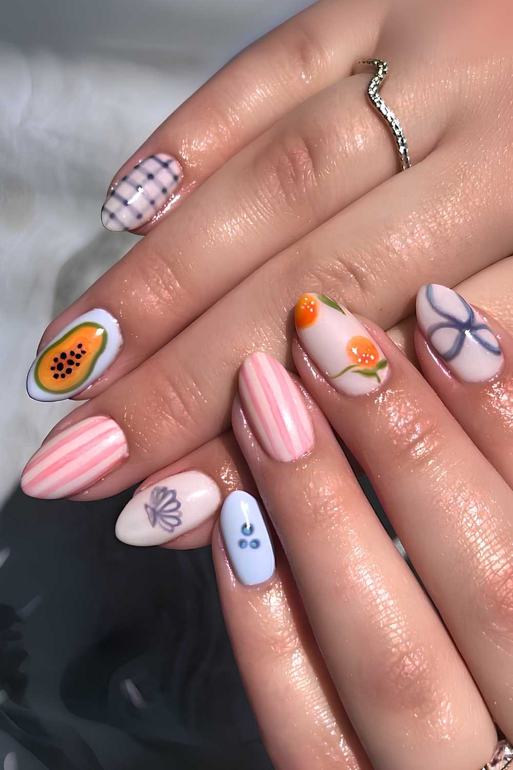 Mix and Match Naegel mit Streifen und Fruchtmotiven
