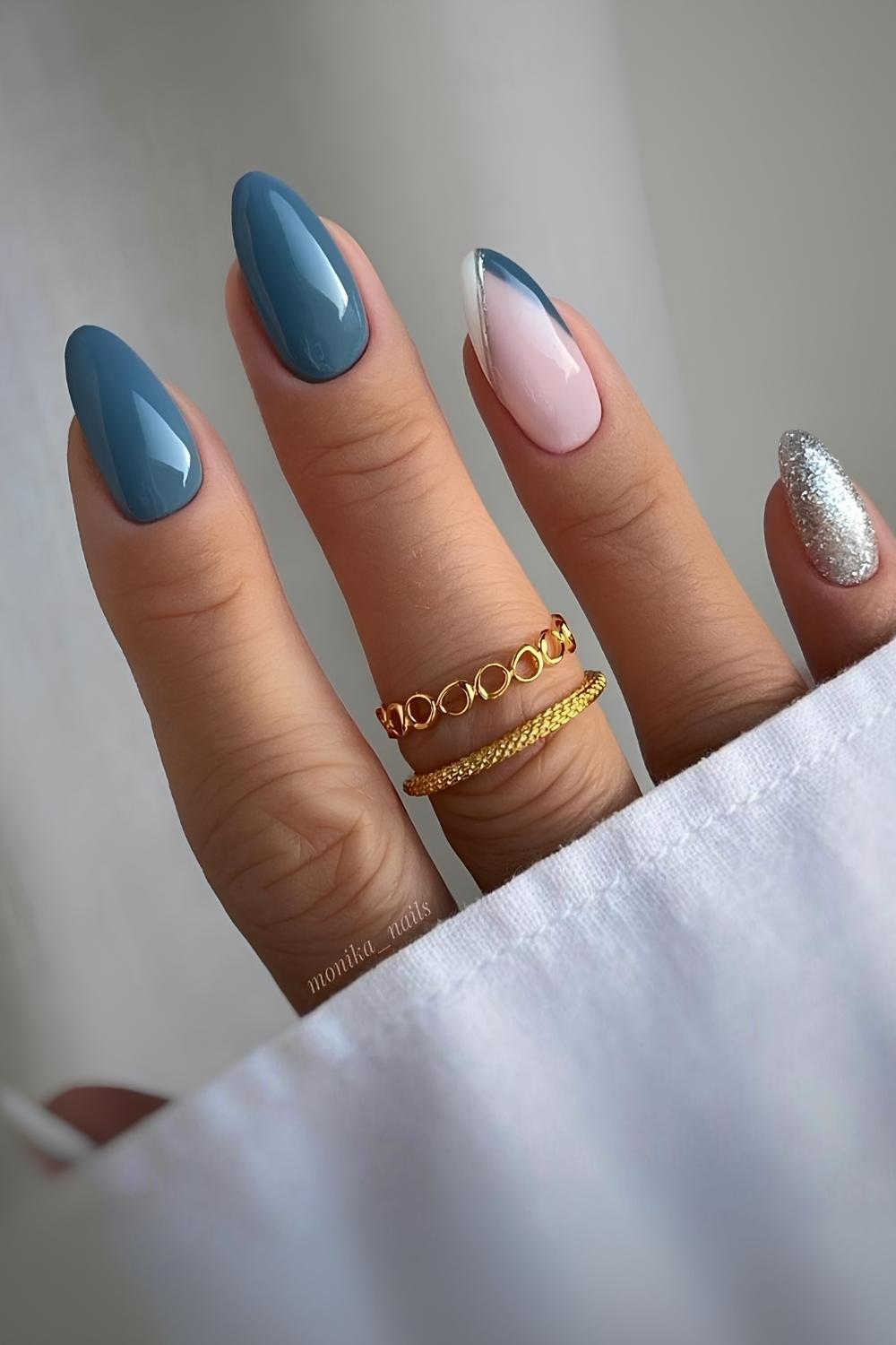 Mondsteinblaue Naegel mit Glitzerakzent