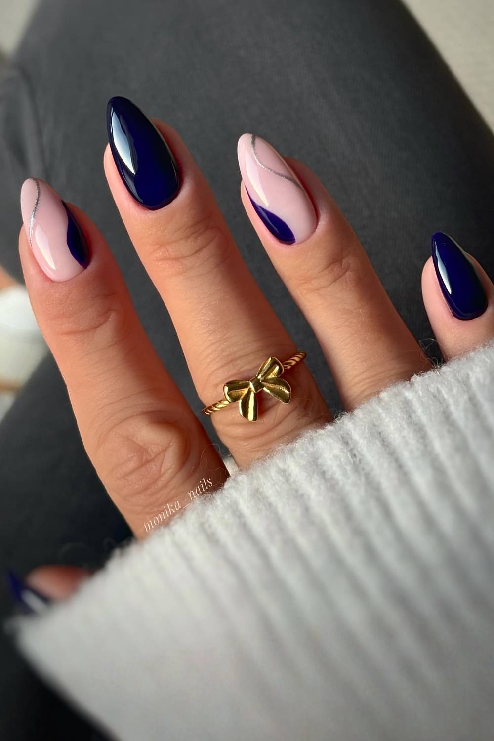 Navy Naegel mit silbernen Swirls und Negative Space