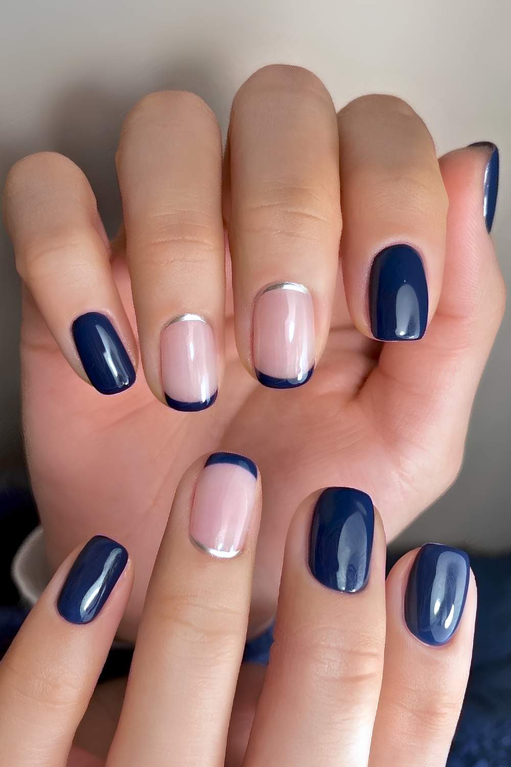 Navyblaue Naegel mit silbernen Details