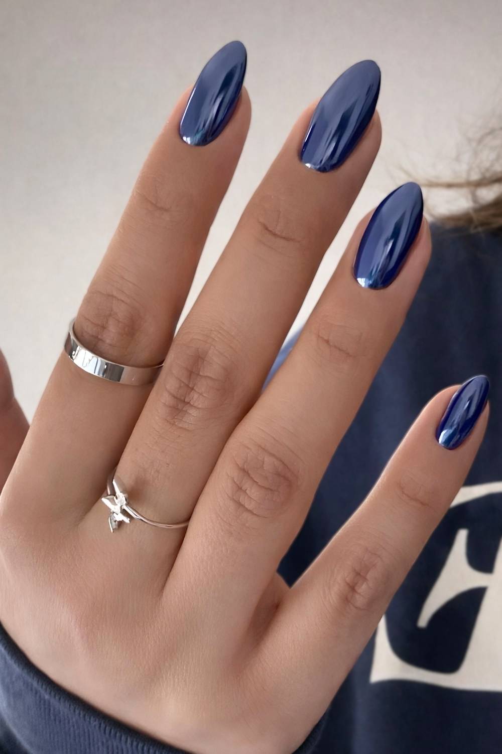 Navyblaue chrome manikuere