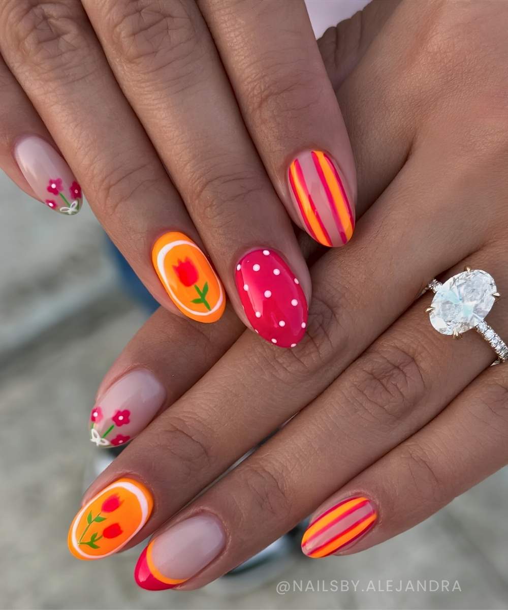 Neonpink orange Naegel mit Blumen und Streifen