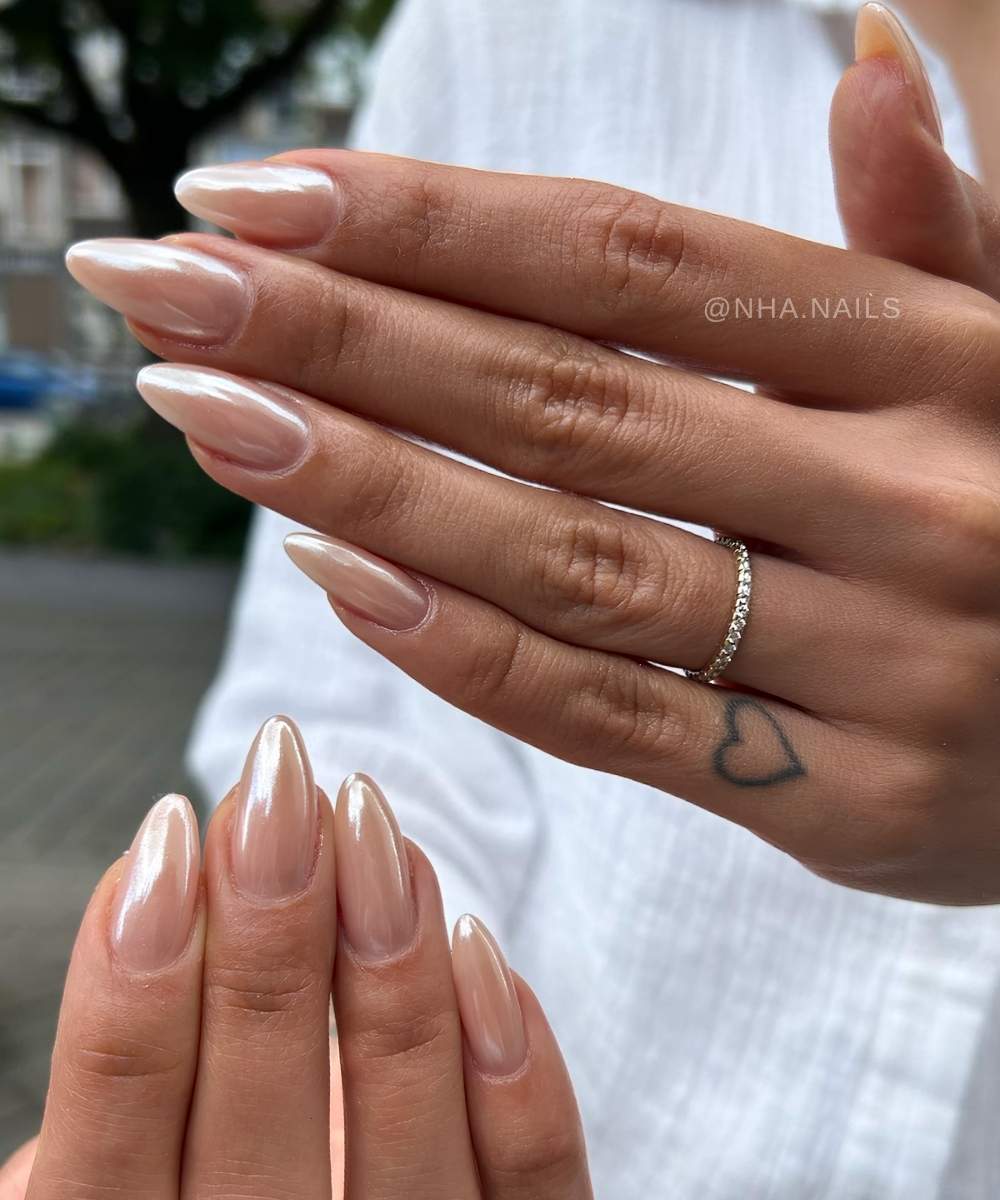 Neutrale Almond Nails mit Glaze
