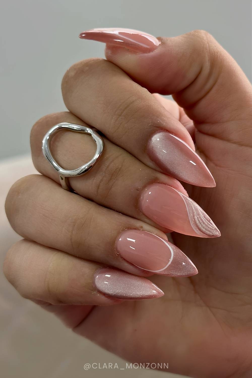 Neutrale Cat Eye Manikuere mit Negative Space