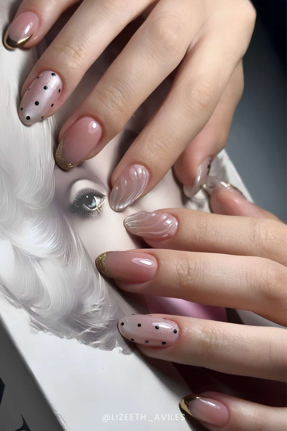 Neutrale Cat Eye Naegel mit Punkten und Glitzerakzenten