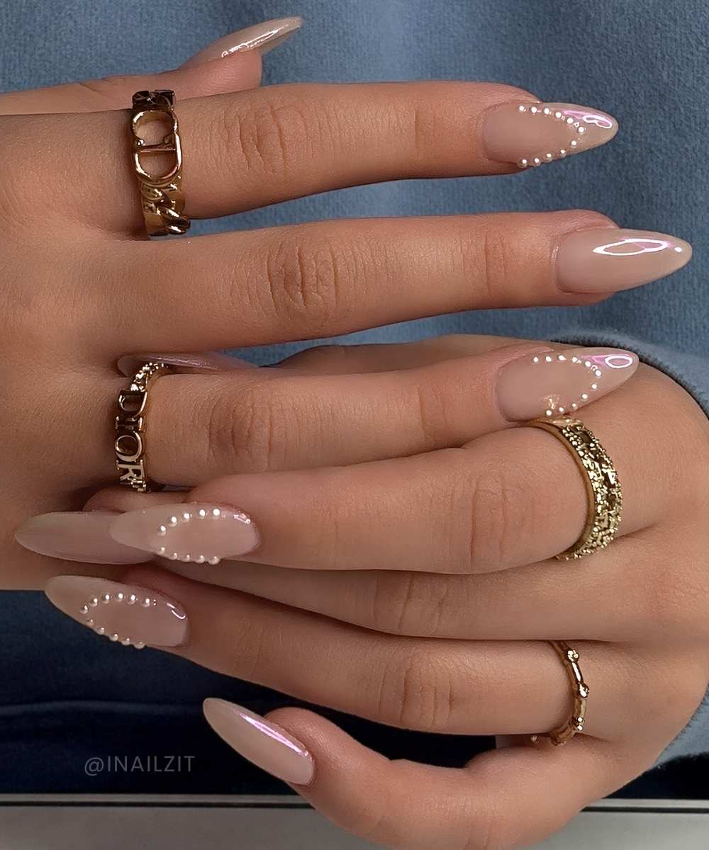 Neutrale Chrome Naegel mit Perlen French Tips
