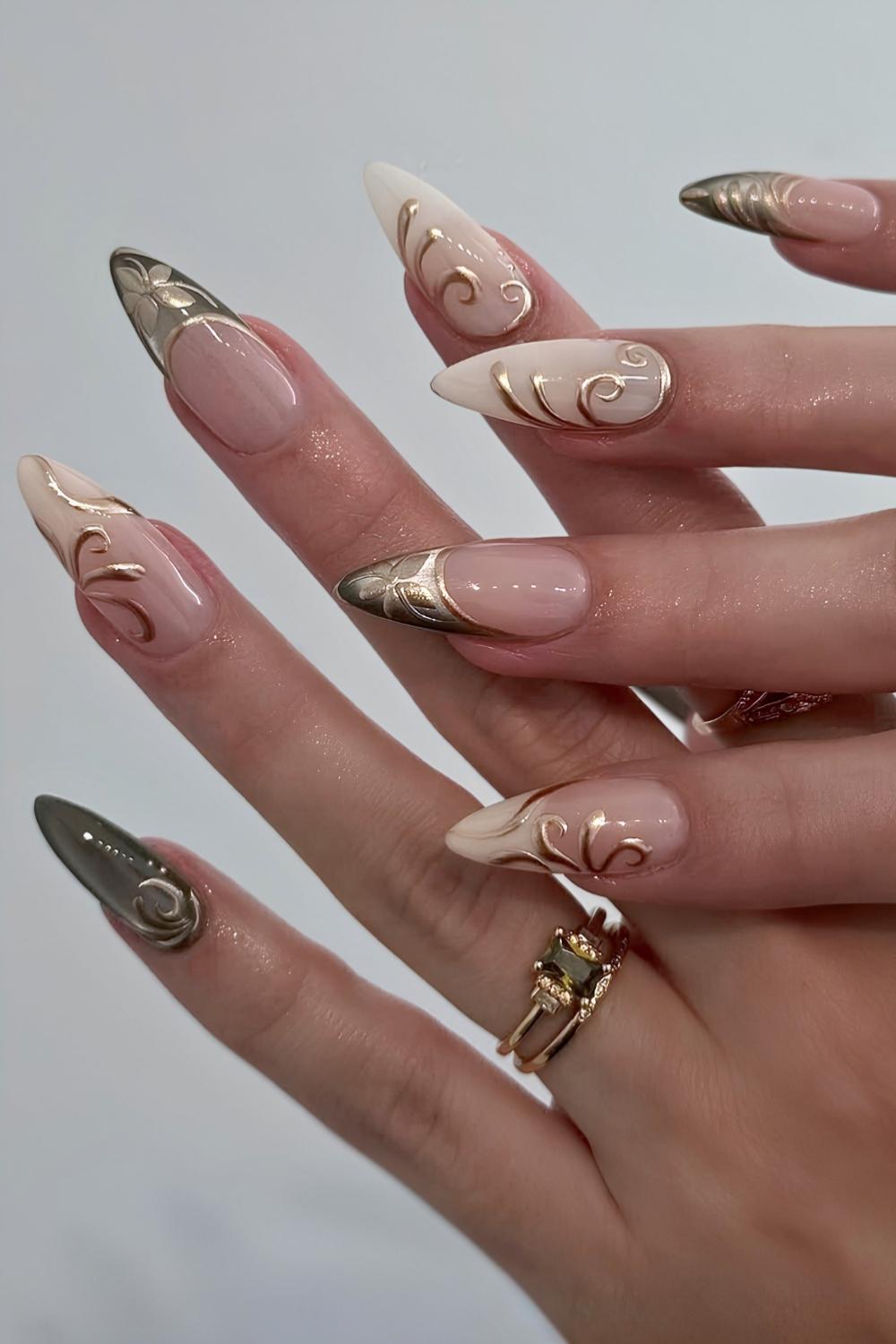 Neutrale Naegel mit goldenen Chrome Details