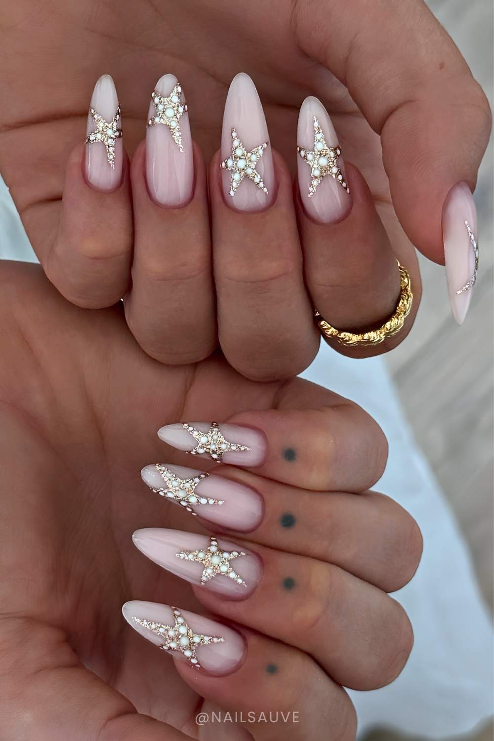 Neutrale Sommermanikuere mit glitzernden Seesternen