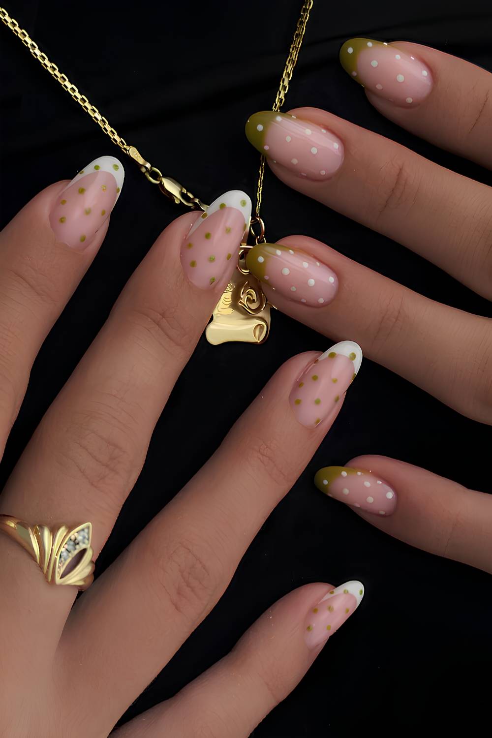 Olivgruene weisse French Nails mit Punkten