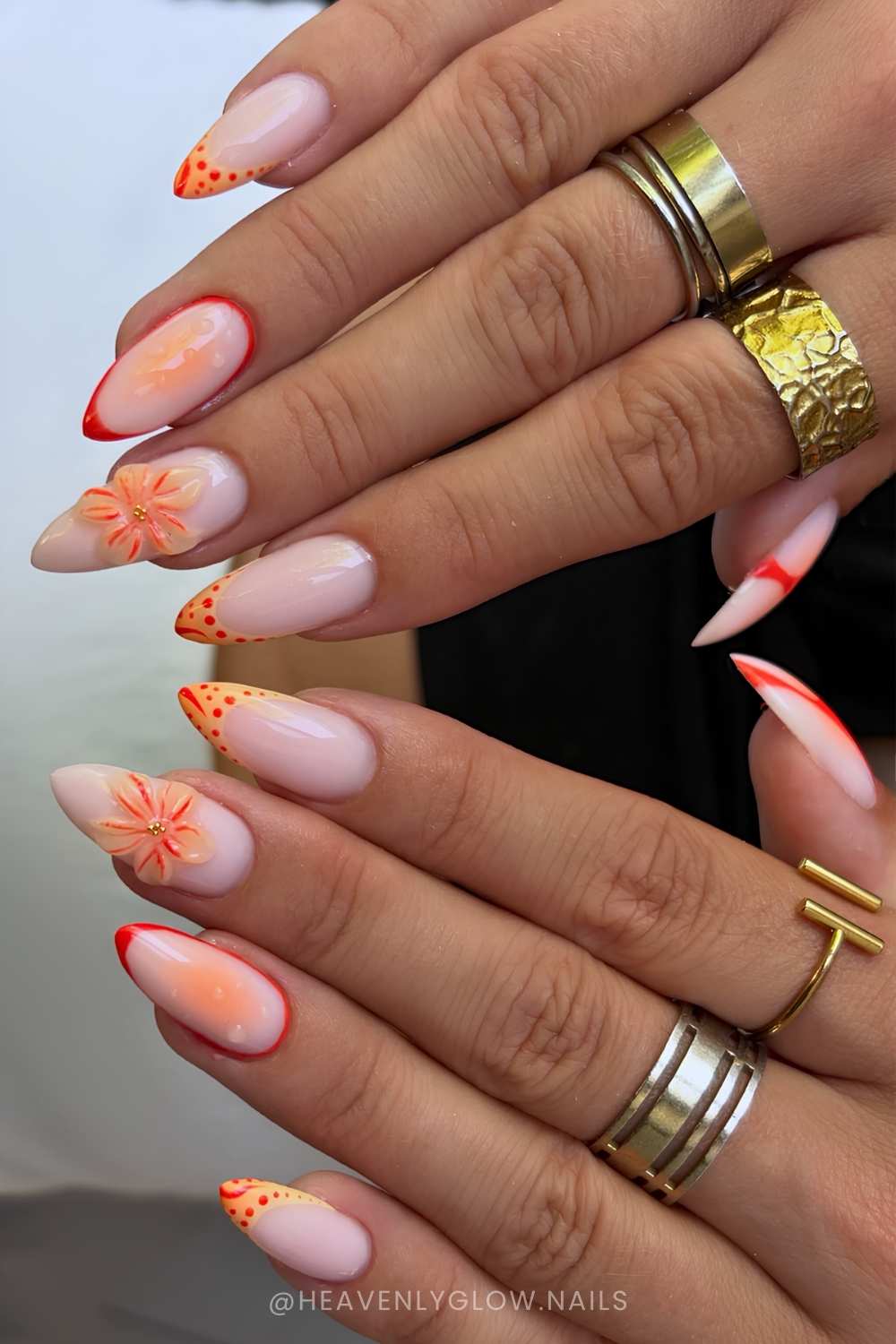Orange French Naegel mit strukturierten Blumen