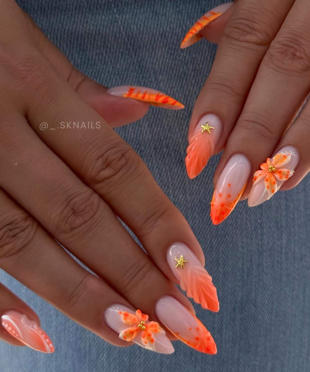 Orange Naegel mit Muscheln und Blumen