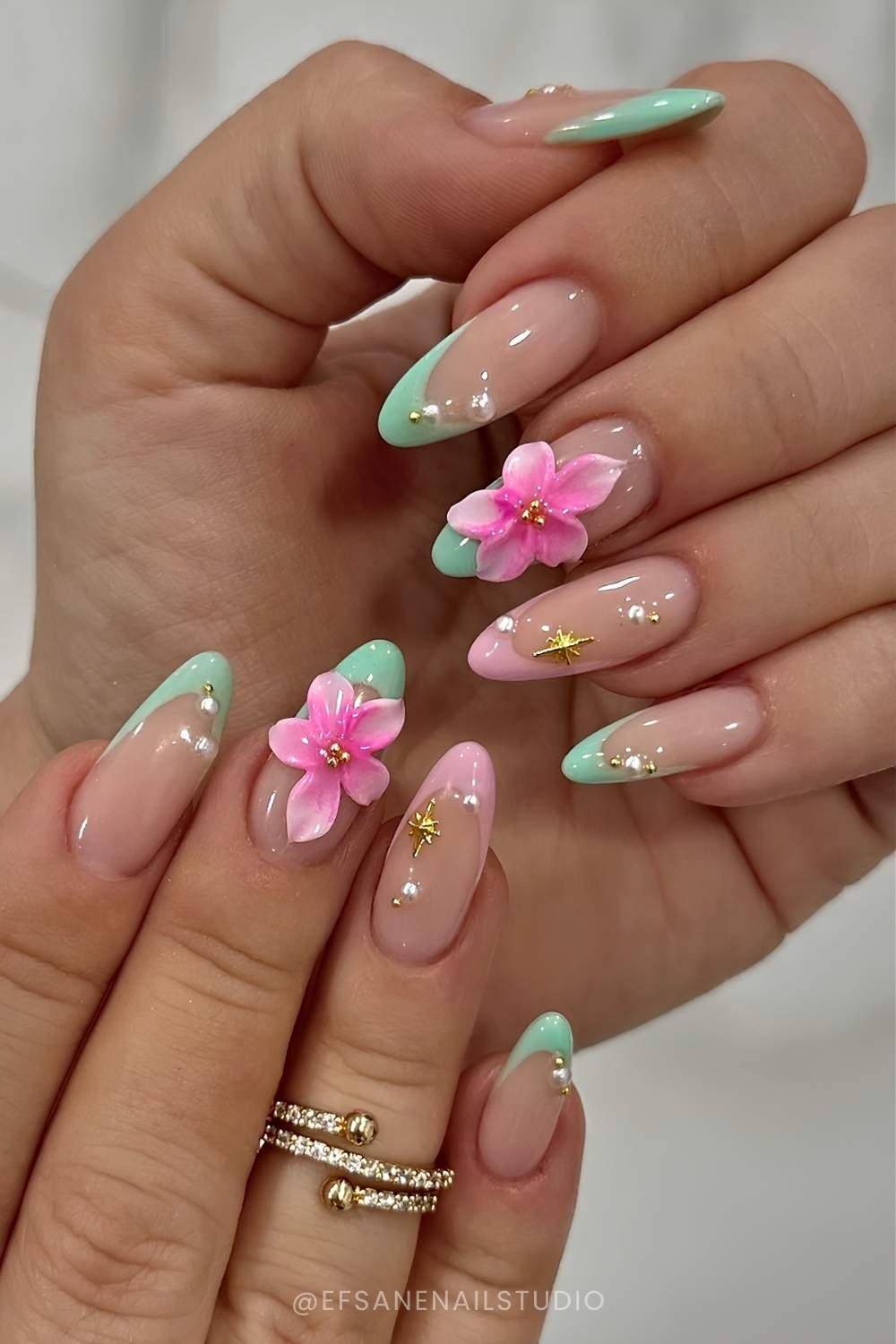 Pastellgruene French Manikuere mit 3D Blumen in Pink