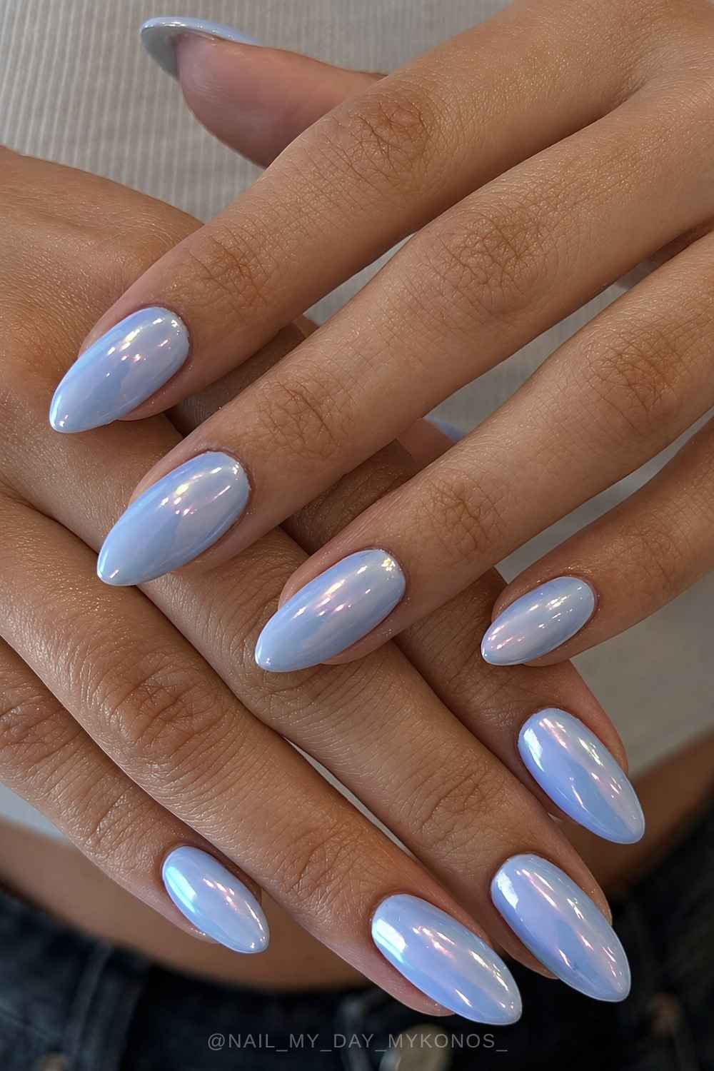 Periwinkleblaue chrome manikuere