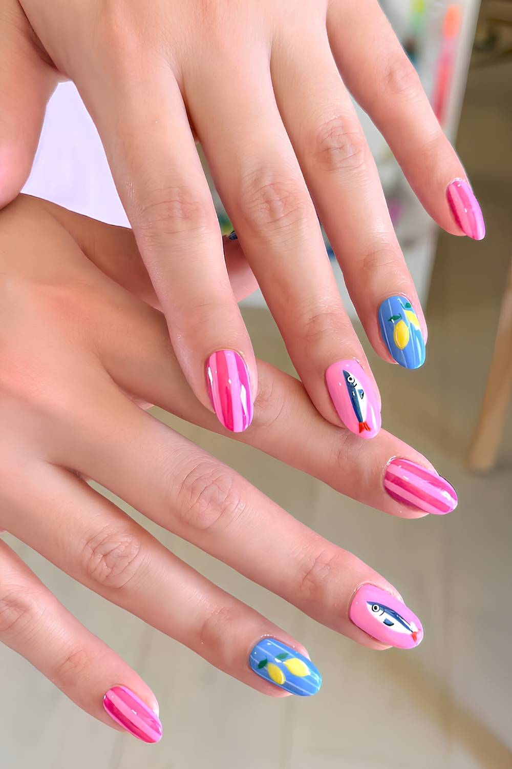 Pink blaue Naegel mit Streifen und Zitronen