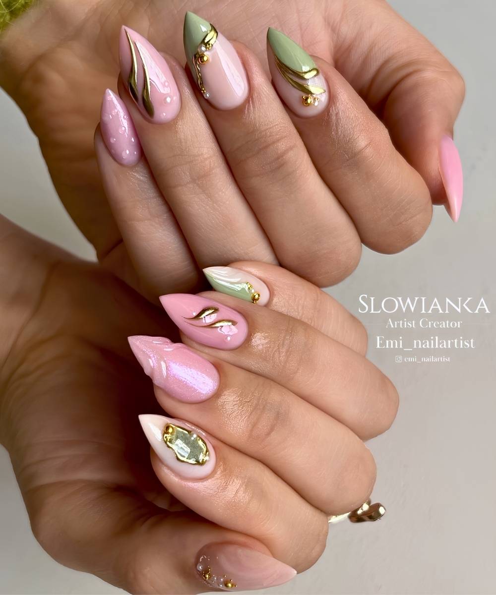 Pink gruene Naegel mit goldenen Akzenten