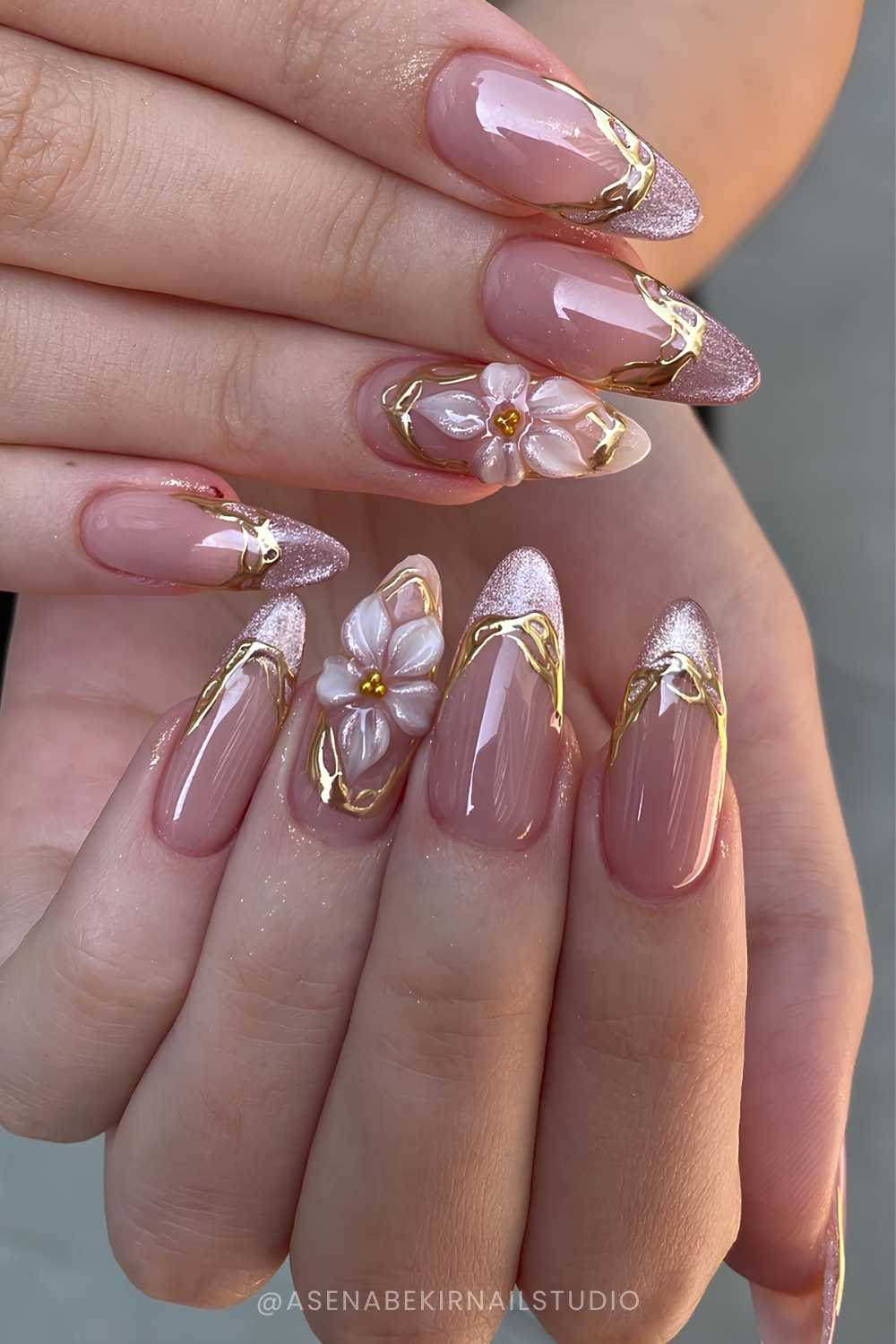 Pinke Velvet French Naegel mit Blumen und Golddetails