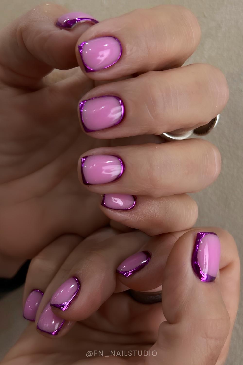 Rosa Manikuere mit lila Chrome Kontur