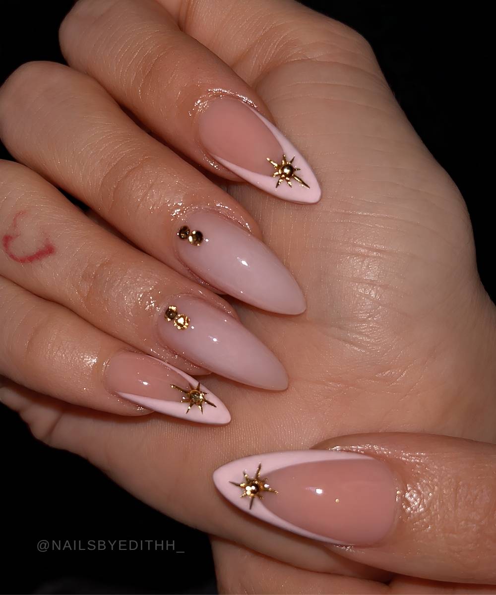 Rosa french manikuere mit steinen und goldenen celestial details
