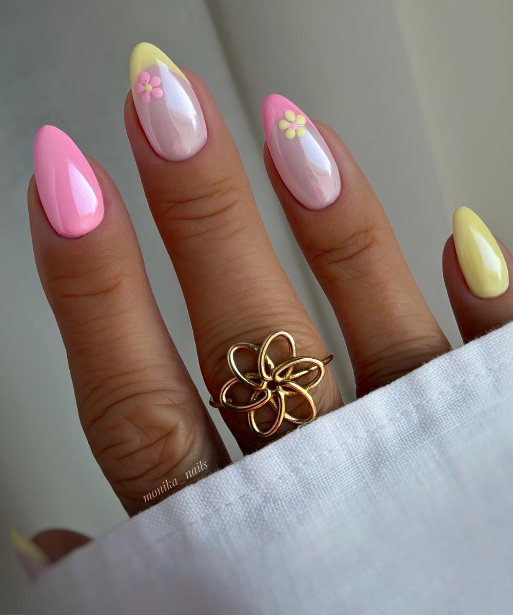 Rosa gelbe Chrome Naegel mit Blumen