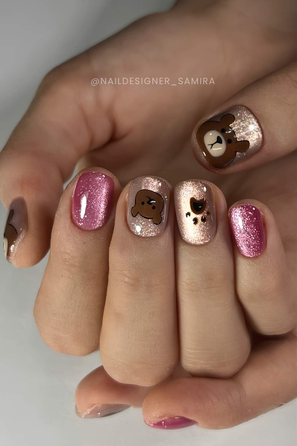 Rosa goldene Velvet Naegel mit Teddybaer Motiv