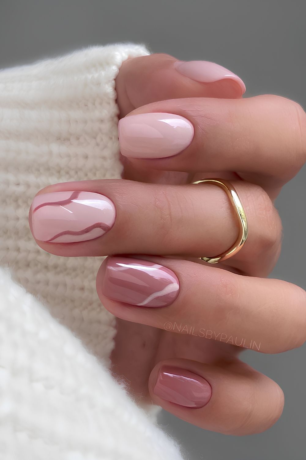 Rosa und Mauve Naegel mit Linienmuster