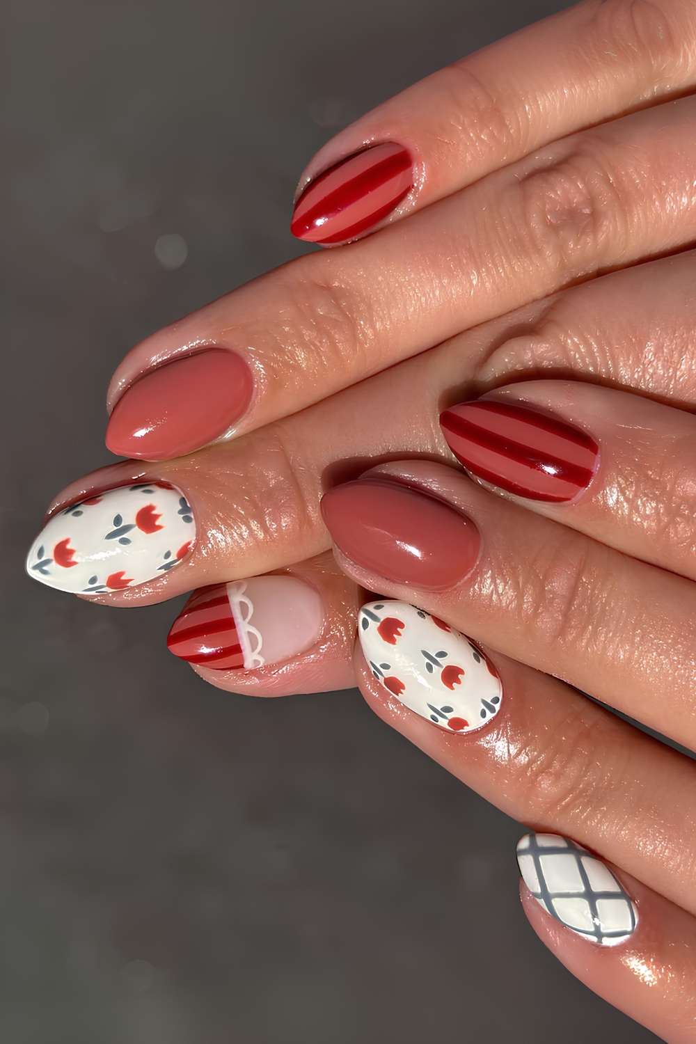 Rot weisse Naegel mit Streifen und Blumen