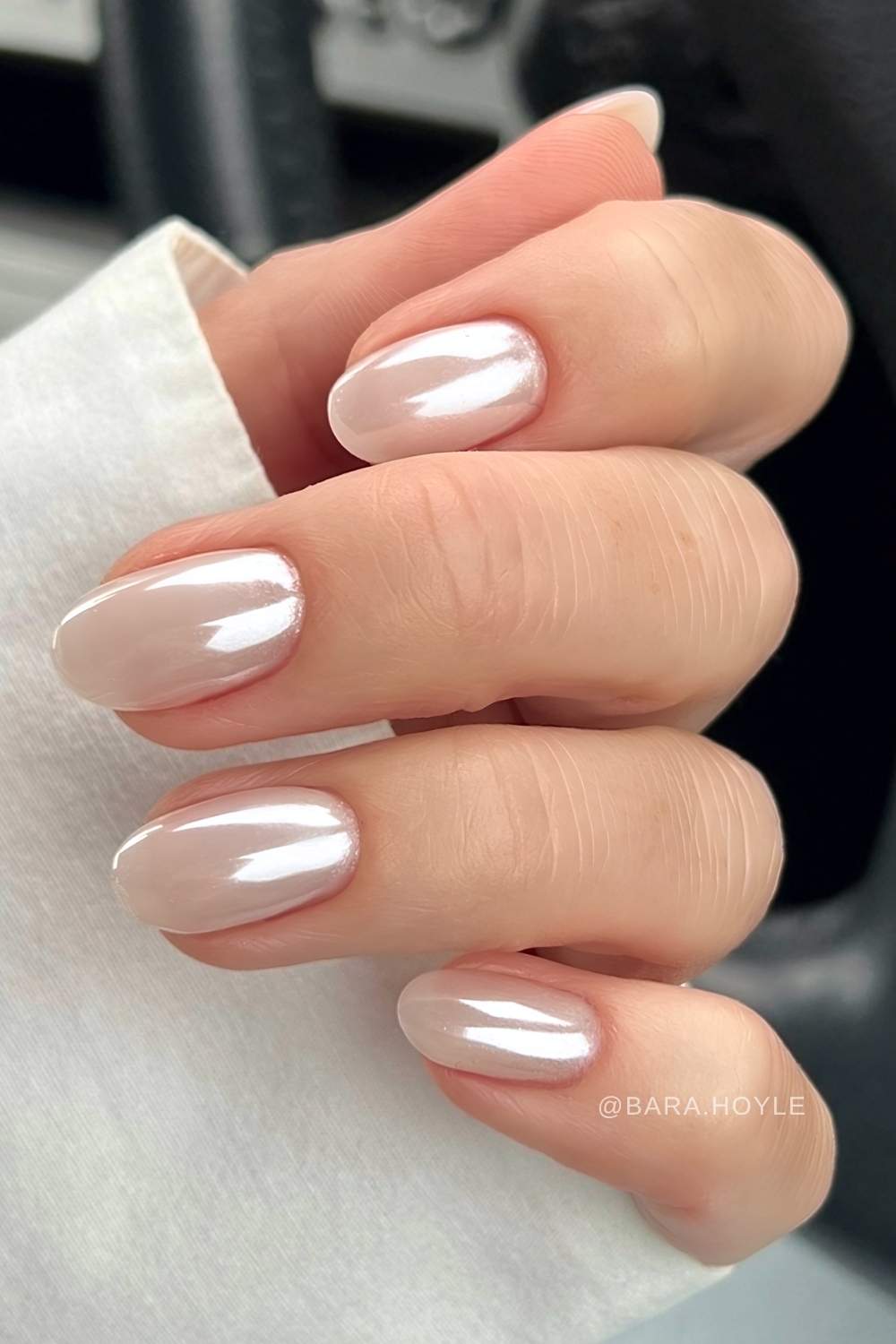 Runde weisse Chrome Nails