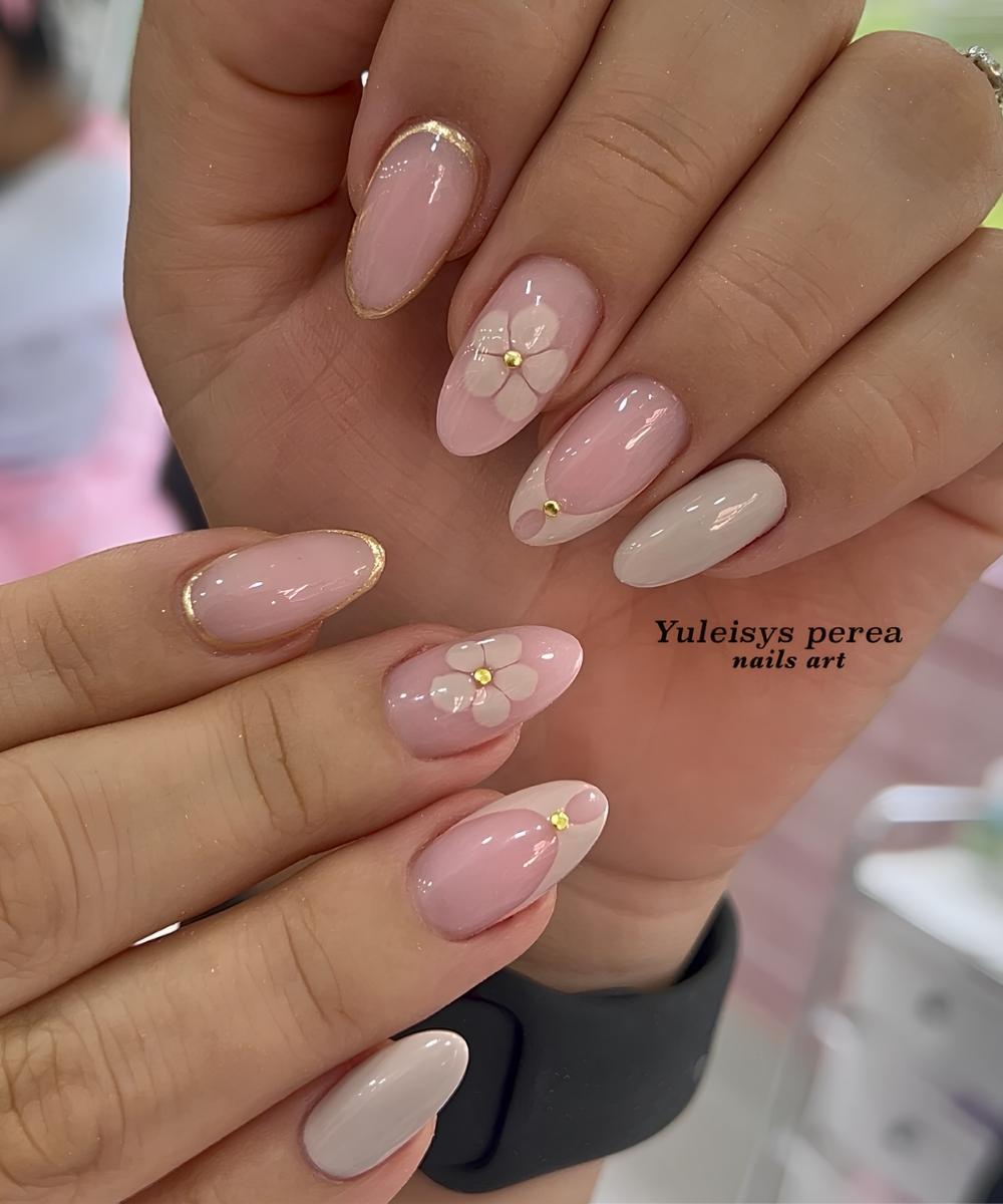 Sanfte Taupe Manikuere mit Blooming Gel Blumen