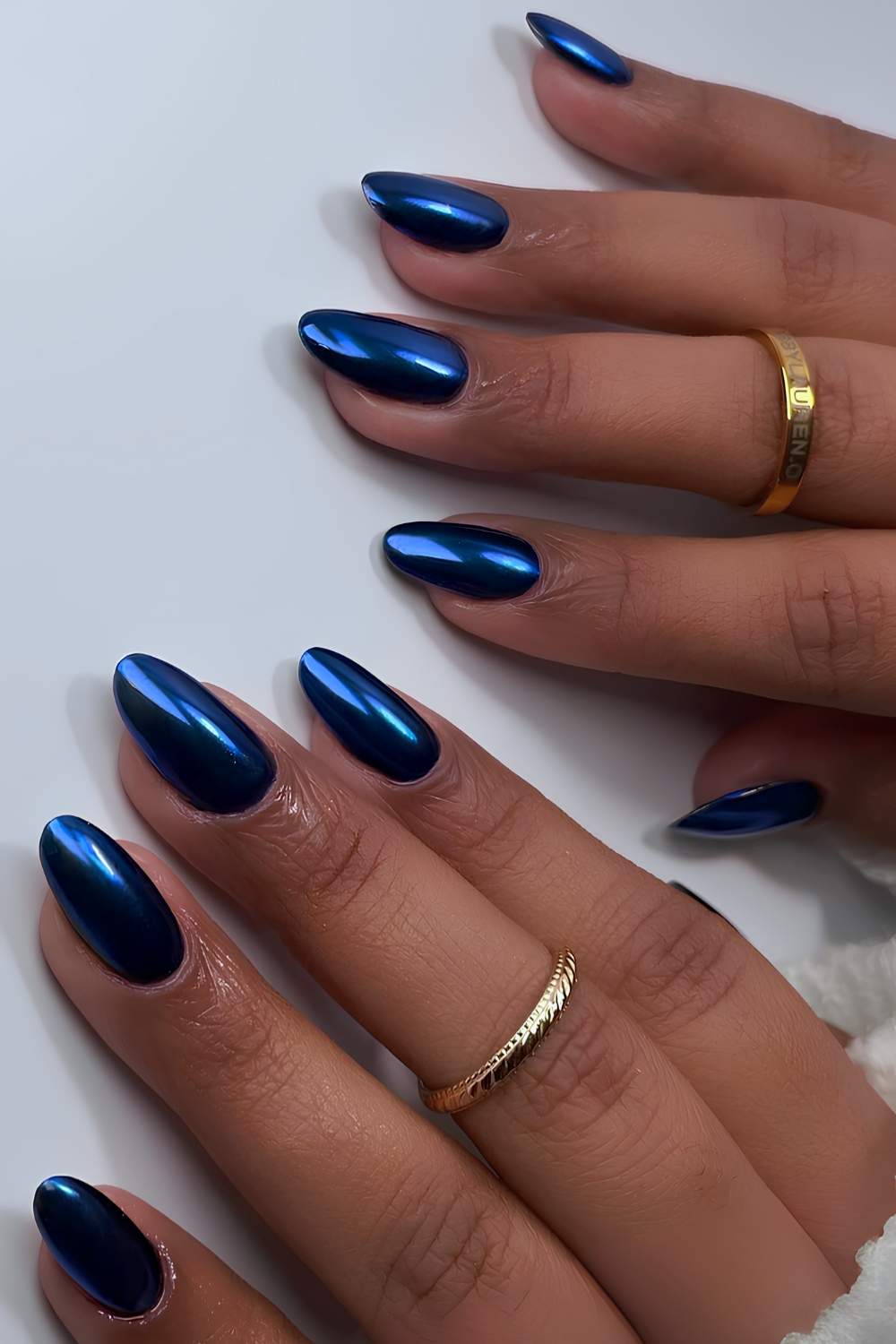 Saphirblaue chrome manikuere