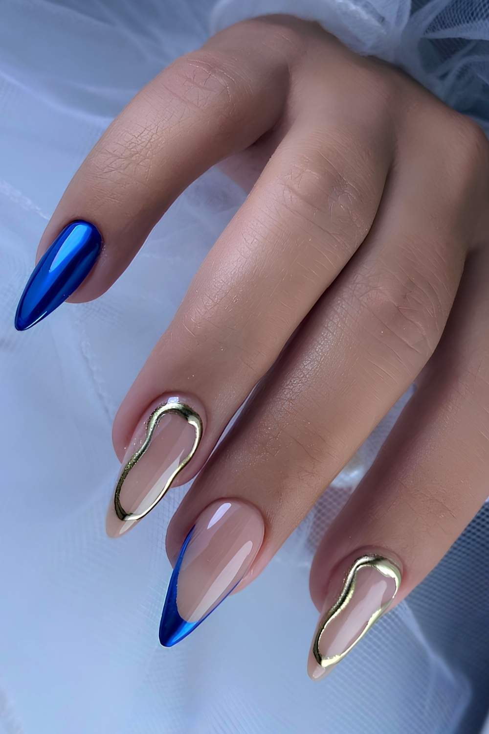 Saphirblaue chrome naegel mit goldakzenten