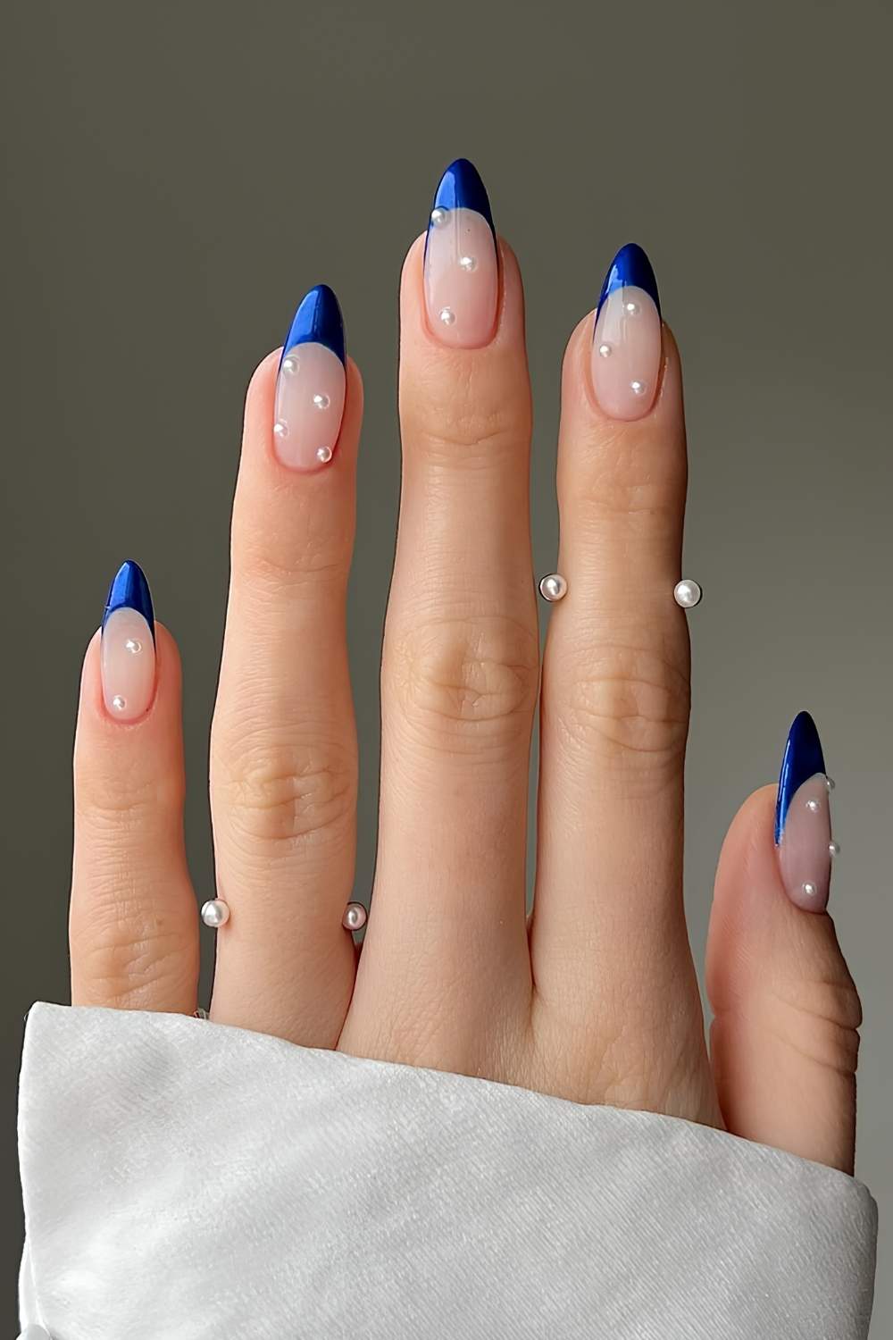Saphirblaue french nails mit perlen