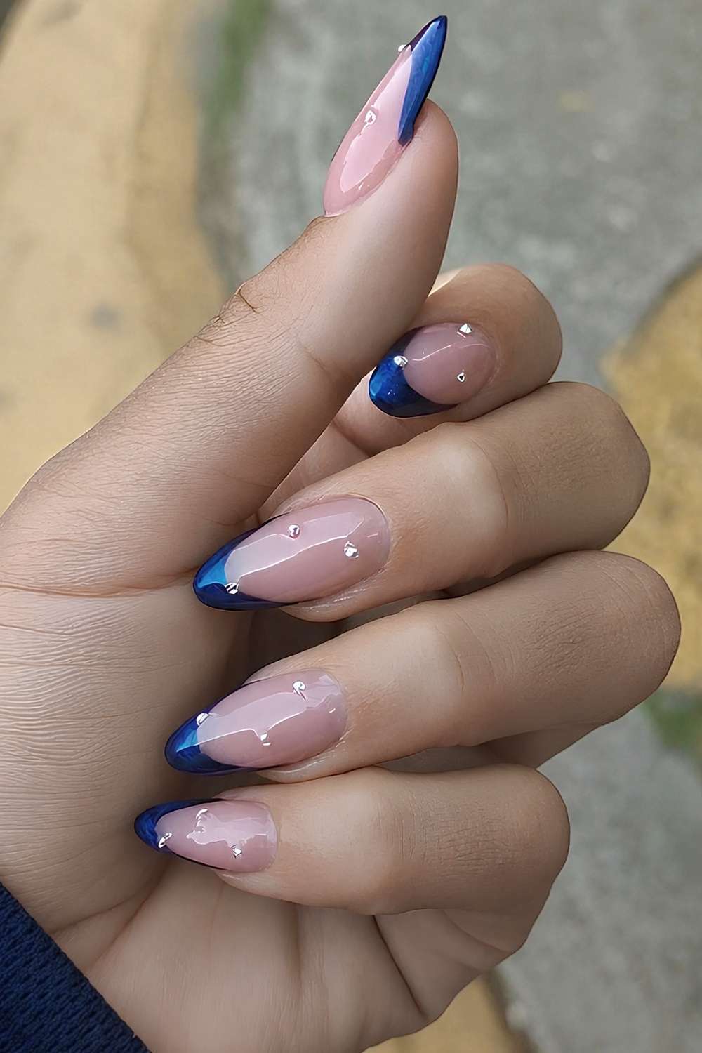 Saphirblaue french nails mit strass