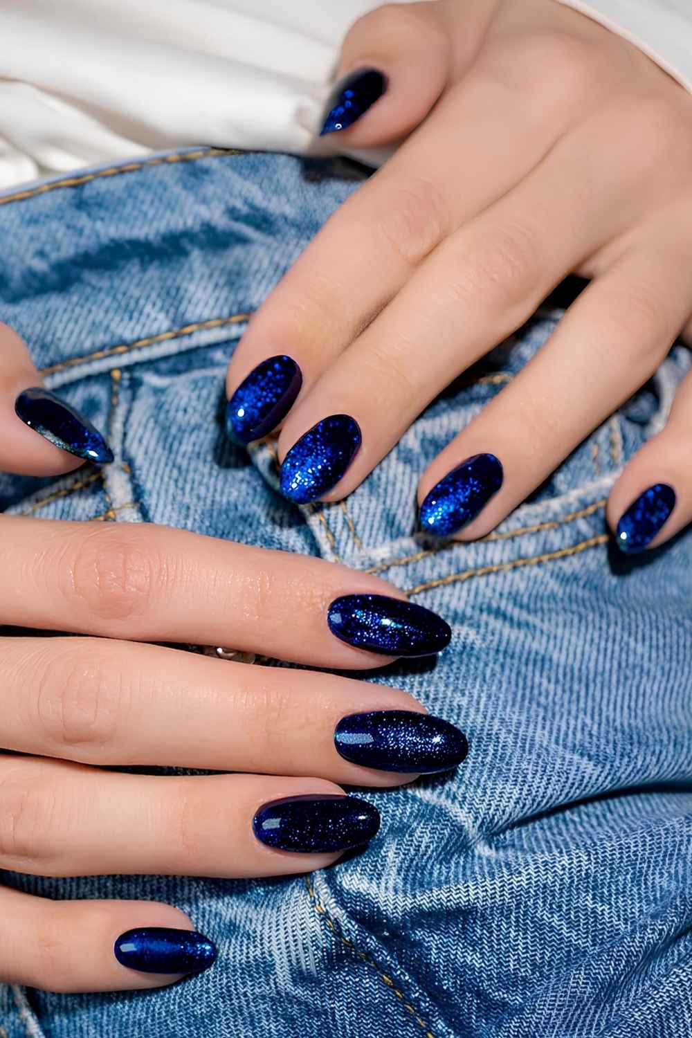 Saphirblaue naegel mit schimmer