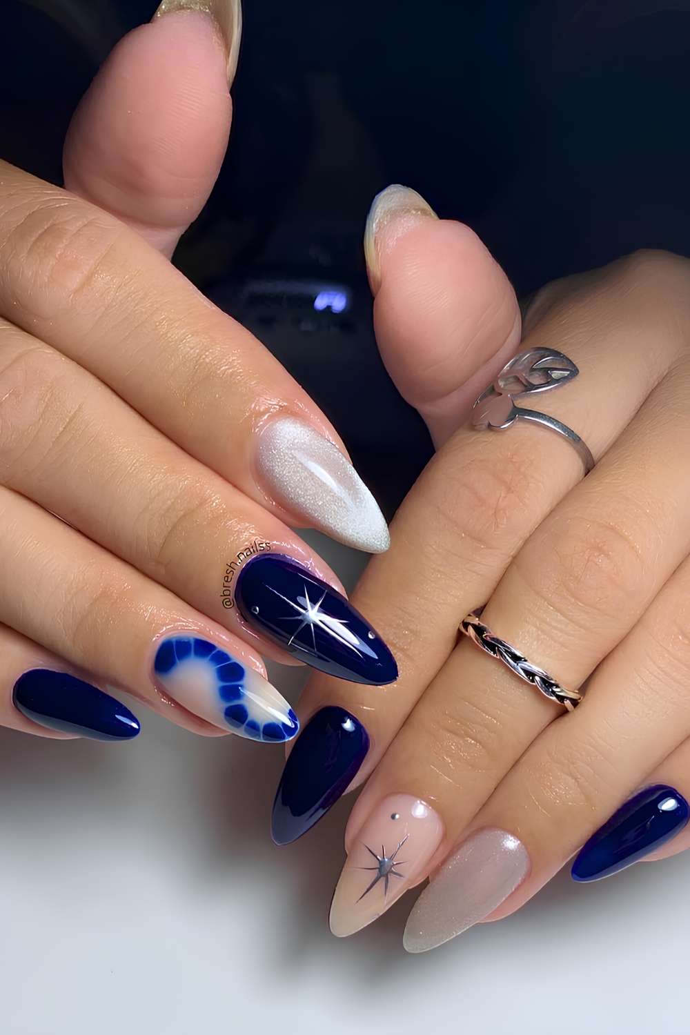 Saphirblaue und silberne mix and match nails